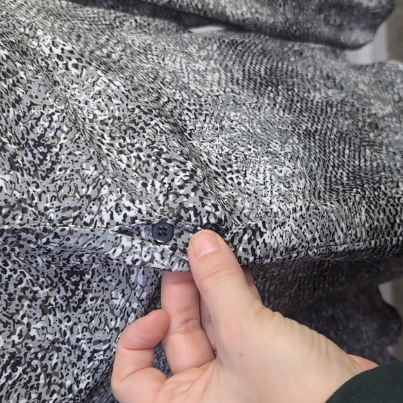 4/$12 Kenar Gray Snakeskin Print Long Sleeve Blouse Hidden Button Down sz Large - Picture 5 of 11